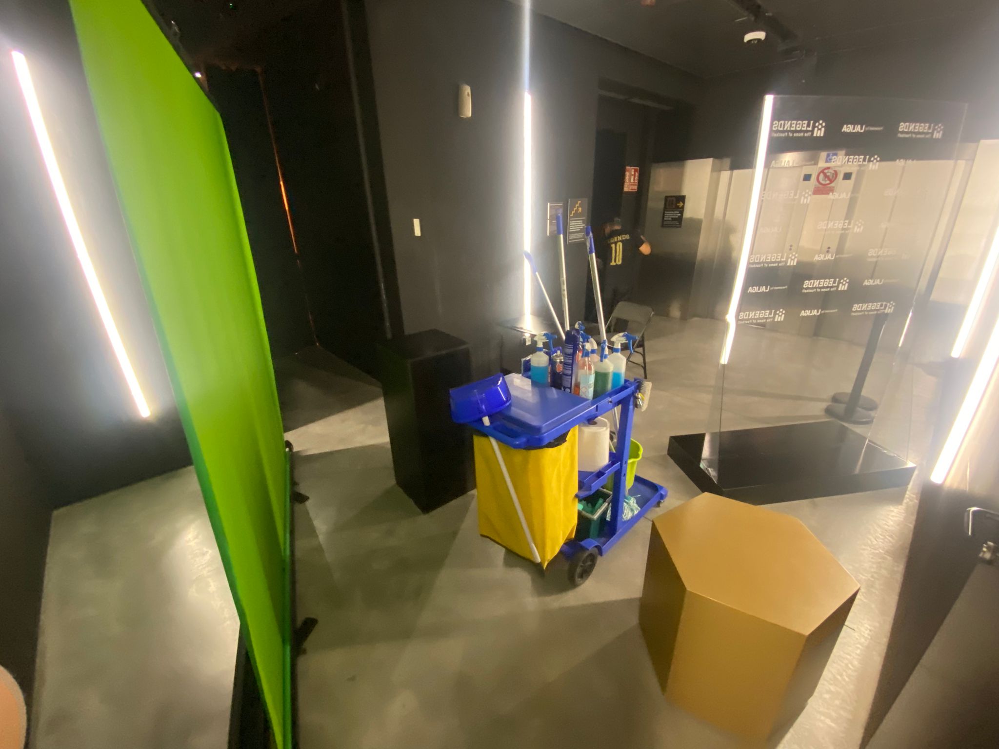 Material de limpieza en Museo Legends de Madrid